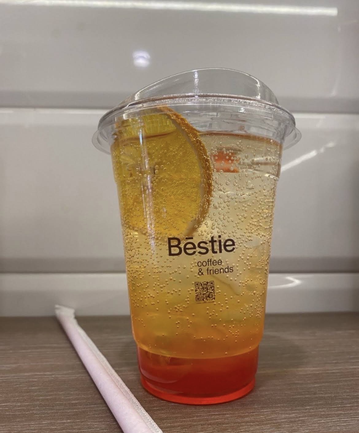 Апельсиновий спріц у фірмовій склянці Bestie coffee & friends